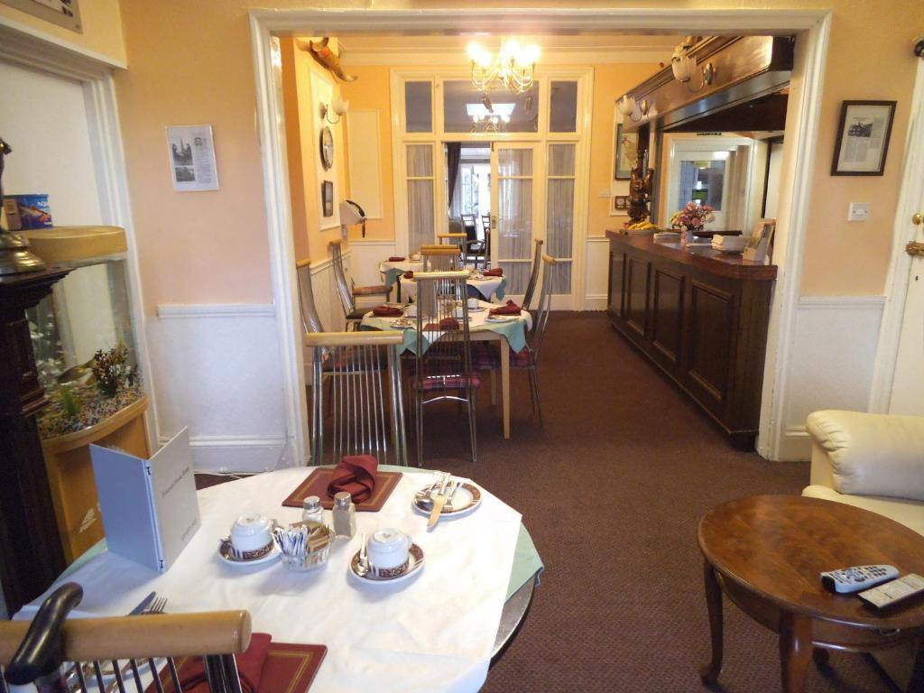 Fountain House Hotel Хейс Екстериор снимка