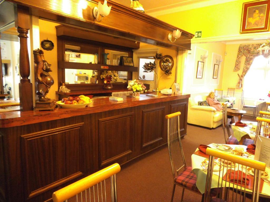 Fountain House Hotel Хейс Екстериор снимка
